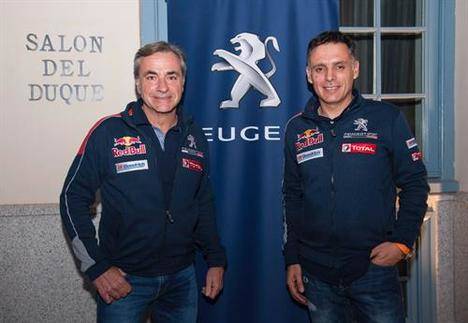 Carlos Sainz, Lucas Cruz y el Peugeot 3008 DKR, preparados