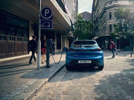 Las 8 claves de la conducción de un coche eléctrico según Peugeot
