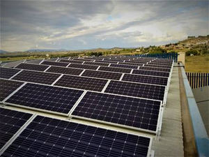 Placas fotovoltaicas instaladas por AC Solar en la empresa Construcciones Mecánicas Alcay, Huesca.