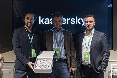 Gerard Vidal, CSO de Enigmedia, recoge el premio Open Innovation Summmit de la mano de Vitaly Mzokov, director del Centro de Innovación de Kaspersky y Grigory Sizov, responsable de la unidad de negocio Kaspersky OS.