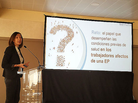 La doctora Clara Guillén, durante la presentación del trabajo que se hizo acreedor de la distinción.