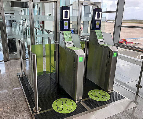 Puerta biométrica de atuoembarque - Aeropuerto Menorca.