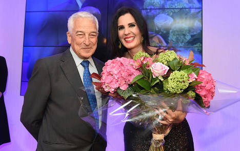 El presidente de PSN, Miguel Carrero, tras entregar el ramo de flores a la artista Diana Navarro.
