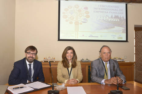 Ramón Pueyo, Director de Governance, Risk & Compliance de KPMG, Xandra Falcó y el presidente de Marqués de Griñón Family Estates, Carlos Falcó y Fernández de Córdova.