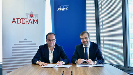 Ramón Pueyo, socio responsable de Empresa Familiar de KPMG España, y Alberto Zoilo Alvarez, presidente de ADEFAM.
