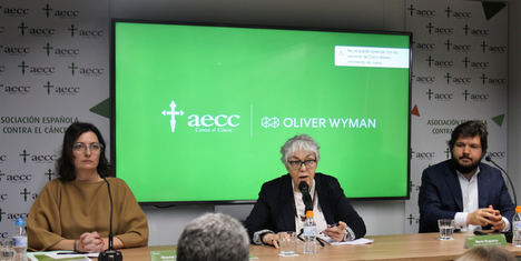 Noema Paniagua, directora general AECC, Esther Diez, responsable de comunicación y Mario Esquerra, consultor experto OW.