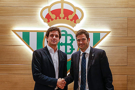 De izqda. a dcha.: Lorenzo Ceretto, Head of Sport at StubHub International y Ramón Alarcón, Director General de Negocio Real Betis Balompié.