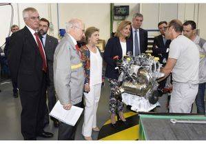 El Presidente de Castilla y León y la Ministro de Empleo y Seguridad Social visitan Renault Valladolid