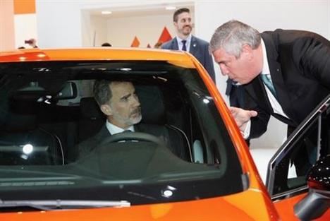 S.M. el Rey de España visita el stand de Renault en el Salón de Barcelona
