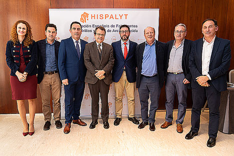 Responsables de Hispalyt, Autoridades de la Xunta y fabricantes gallegos de cerámica estructural.