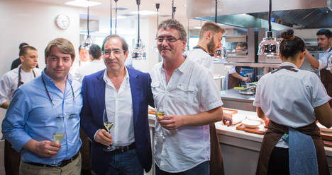 Ricardo Sánchez, Arturo Sánchez y Andoni Luis Aduriz en la cocina de Mugaritz.