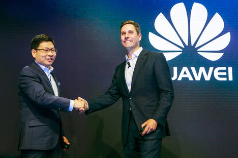 Richard Yu, Huawei CEO y Giles Baker -SVP, Consumer Entertainment Group, Dolby.