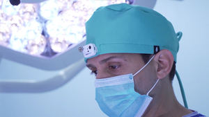 La empresa RobinHat crea con Eurecat un gorro quirúrgico que permite que los médicos puedan grabar las intervenciones
