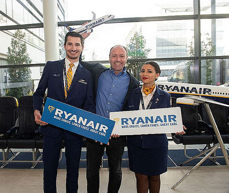 Kenny Jacobs, Chief Marketing Officer de Ryanair, junto con los tripulantes de cabina Marian Bidarra y Charilaos Kouroumbas, en la presentación.