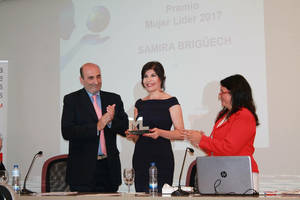 Samira Brigüech, presidenta de la Fundación Adelias, recibe el Premio Mujer Líder 2017 de Aliter