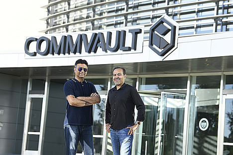 Sanjay Mirchandani, CEO de Commvault y Avinash Lakshman, CEO de Hedvig.