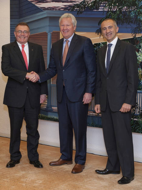 De izquierda a dcha. Alfred N. Schindler, Presidente de Schindler, Jeffrey R. Immelt, Presidente y CEO de GE y Silvio Napoli, Miembro Ejecutivo de la Junta Directiva de Schindler