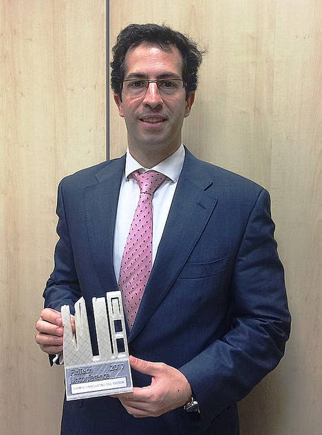 Sergio Antón, cofundador de MytripleA, con el premio a la mejor Fintech 2017.