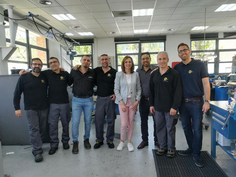 El socio de Interroll, Quintino Material Handling Solutions, proporciona el servicio de reparación de mototambores de Interroll en Argentina y Uruguay. La coordinadora del programa global de Rolling On Interroll, Rosa María Cladellas (centro), aparece aquí con el equipo de servicio de Quintino.