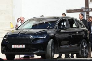 El Papa Francisco viaja en un Skoda Enyaq iV durante su visita a Eslovaquia