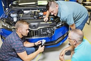 Skoda prepara a sus trabajadores para la demanda de electromovilidad