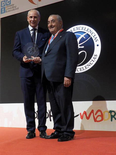 Sr. José Carlos de Santiago. Presidente de Grupo Excelencias Recogió el premio: Sr. Juan José Hidalgo. Presidente de Globalia.