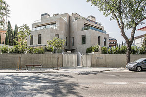 Construída en forma de trébol, Stoneweg promueve la última maravilla de Olalquiaga Arquitectos