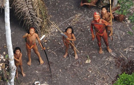 Indígenas no contactados en Brasil vistos desde el aire durante una expedición del Gobierno brasileño en 2010. 