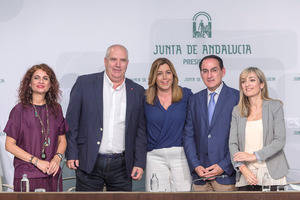 Susana Díaz acuerda con sindicatos y empresarios incluir cláusulas sociales en los contratos de la Junta