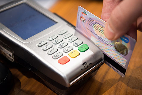 En 2018 los españoles realizaron compras por 147.431 millones de euros utilizando tarjetas de crédito/débito