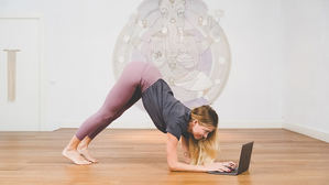 Yoga vs. teletrabajo: una dura batalla con efecto positivo para nuestro cuerpo