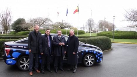 El Parlamento Europeo prueba el vehículo eléctrico de hidrógeno Toyota Mirai