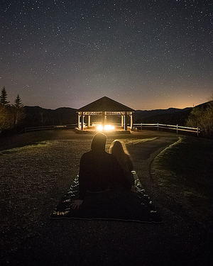 Escapada romántica en agosto bajo el cielo estrellado