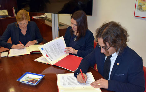 De izqda a dcha:  Ángela González Moreno, Verónica Díaz Molina y Juan José González Martínez, en el momento de firmar el convenio tripartito.