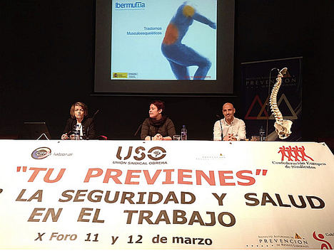 Pilar Secades (a la izqda. de la foto), y Patrick Cavaliere (a la dcha.), durante sus intervenciones en el Foro organizado por USO en Gijón.
