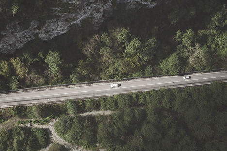 Investigan nuevos asfaltos para carreteras que permitan recargar coches eléctricos mientras circulan