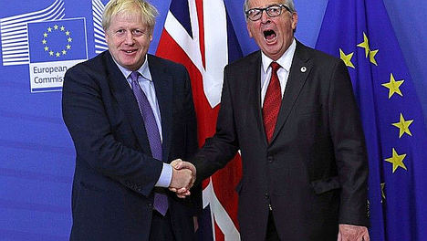 Un acuerdo entre Boris Johnson y Jean-Claude Juncker evita un Brexit duro, pero no necesariamente un fuerte apretón de manos.