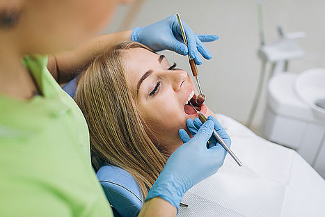 Una nueva técnica, BOPT, evita la retracción de las encías y la infección de los implantes dentales