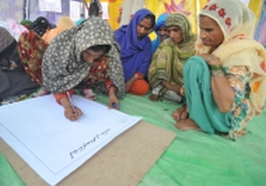 Un grupo de mujeres adquiere conocimientos y habilidades en un centro apoyado por la FAO en Pakistan.