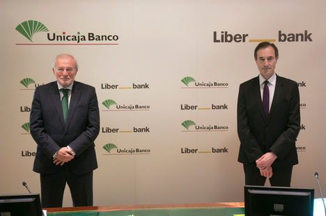 De izqda. a dcha.: Manuel Azuaga, Presidente de Unicaja Banco y Manuel Menéndez,Consejero Delegado de Liberbank.