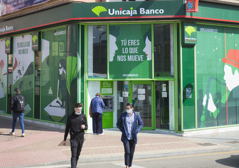 Unicaja Banco bonifica la domiciliación de nómina con una tarjeta de 150 euros