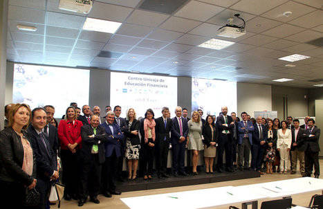 Foto de grupo con los ponentes y el
público participante en la presentación de las jornadas, todos ellos
miembros del equipo de trabajo de Edufinet.