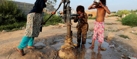 Unos pequeños bebiendo agua. Reuters /Caren Firouz