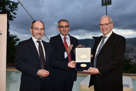 Josep Maria Vilà Solanes recibe la distinción de manos de Alberto Martínez Lacambra, director general de Red.es y del presidente de AMETIC, Pedro Mier.