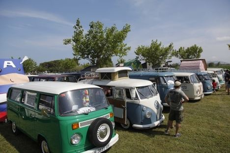 Exhibición de furgonetas Volkswagen emblemáticas en el VW Bus Festival 2023
 