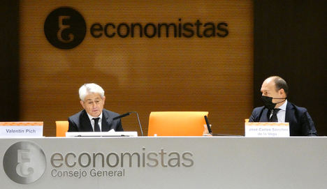 Valentín Pich, presidente del Consejo General de Economistas de España y José Carlos Sánchez de la Vega, director técnico del Informe.