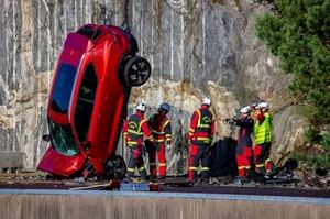 Volvo deja caer vehículos nuevos desde 30 metros de altura