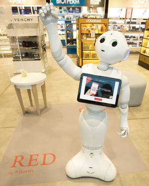 El robot humanoide de Dufry, Pepper, se convierte en el mayor reclamo tecnológico de la T4 del aeropuerto de Madrid
