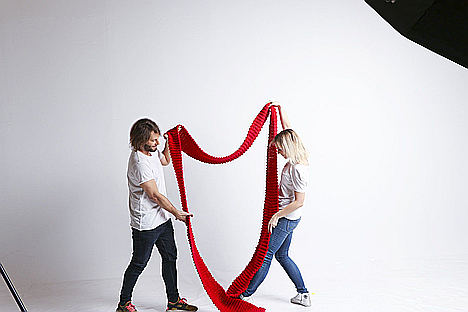 We Are Knitters lanza la bufanda gigante con un mensaje de amor sin distinción en San Valentín