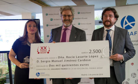 Rocío Lasarte López y Sergio Manuel Jiménez Cardoso, ganadores de la segunda categoría del XX Premio Aedaf (en los extremos) junto a José Ignacio Alemany (centro), Presidente de la AEDAF. 